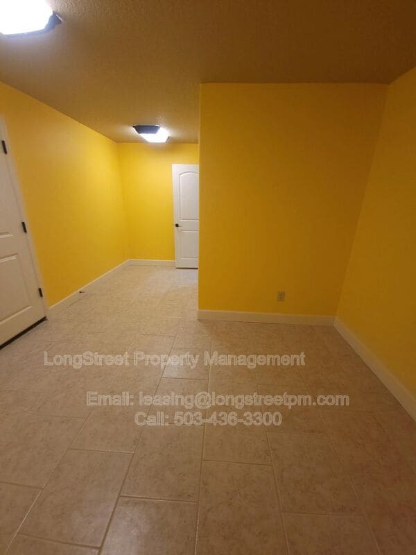 Building Photo - 9739 NW Henry Ct