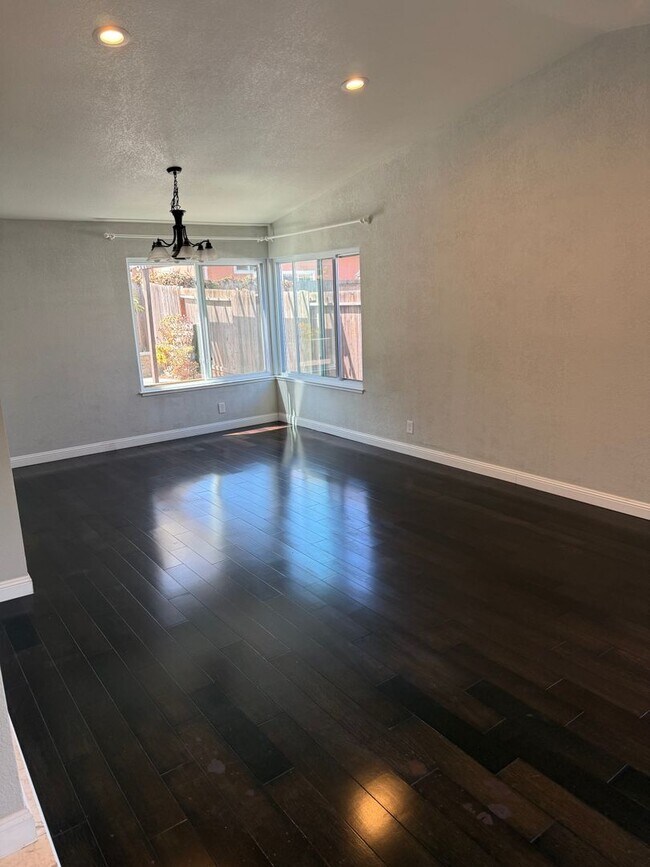 Building Photo - 32625 Lake Mead Dr