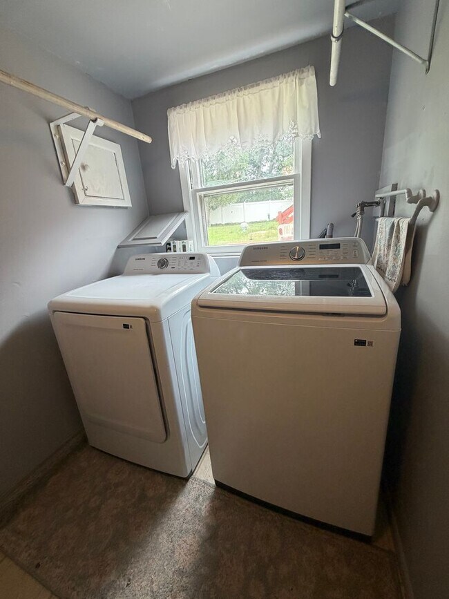 Building Photo - 536 Skylark Dr