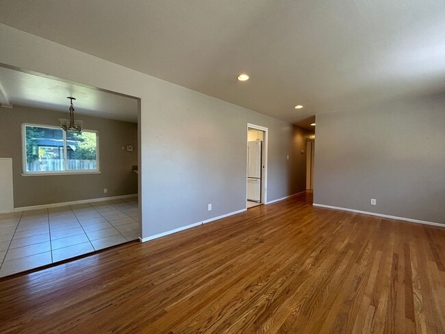 Building Photo - Spacious Single-Story 4BR Home with Bonus ...
