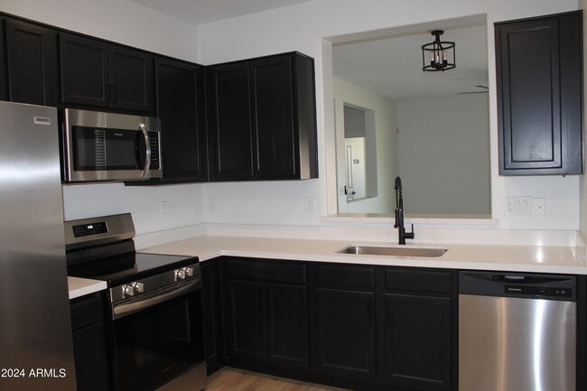 Building Photo - 739 W Dana Dr