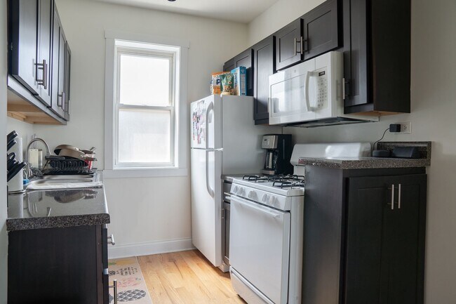 Building Photo - Albany Park - 2 Bed / 1 Bath - Laundry In-Unit w/ Central Heat
