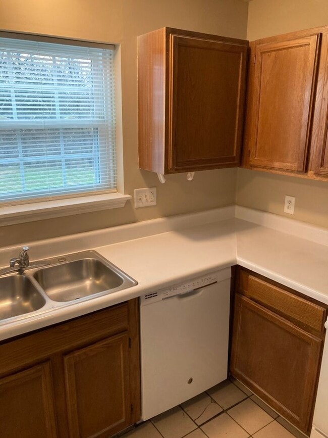 Building Photo - Affordable End Townhouse - Ready to Move In!