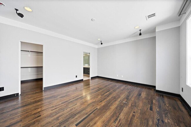 Building Photo - 4706 Crawford St
