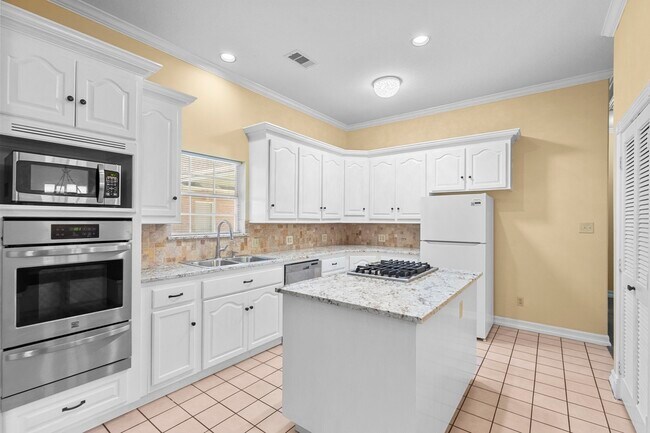 Building Photo - 616 Westwood Cir