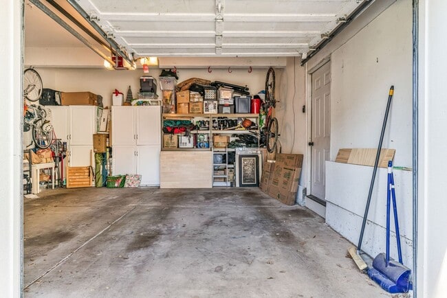 Building Photo - Quiet and Spacious 2 Bedroom Condo in Sunny Novato!