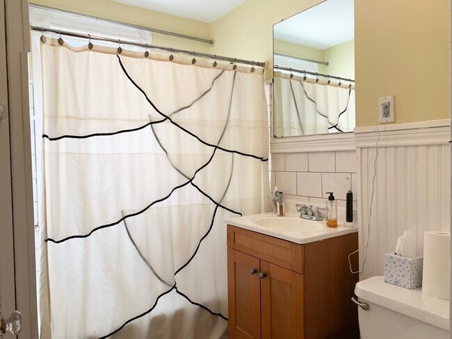 Building Photo - 27 Cambria St