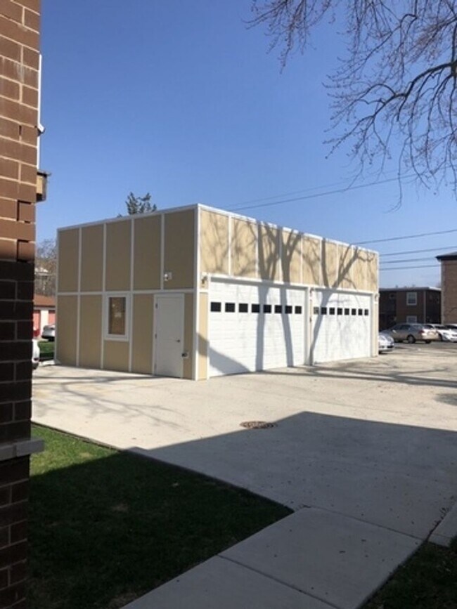 Building Photo - 515 Summit Ave