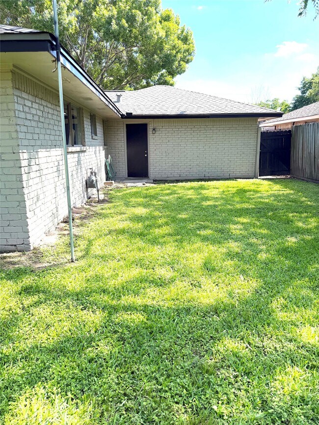 Building Photo - 954 Crestbrook Dr