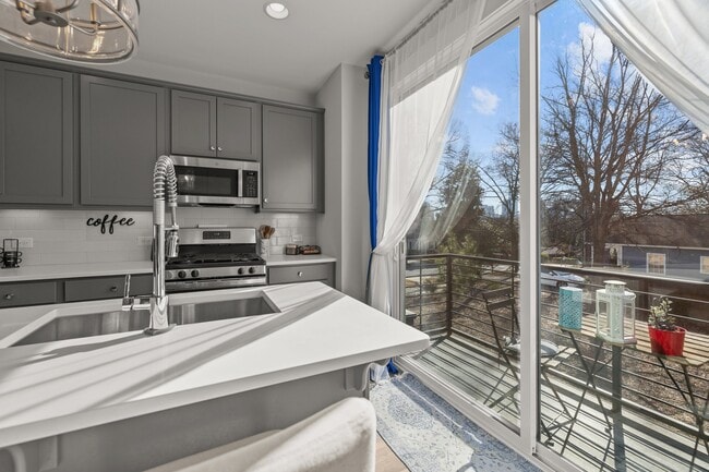 Building Photo - 644 W End Dr