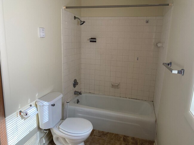 Building Photo - 632 W Orange St