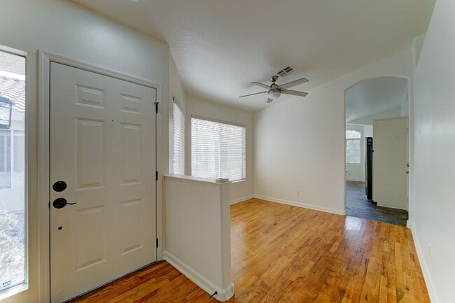 Building Photo - 2014 E Glenhaven Dr