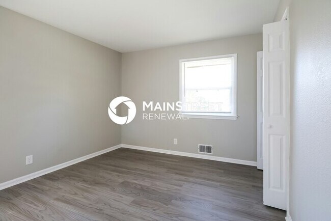 Building Photo - 3 Bedroom Pet-Friendly Home in Kansas City, MO with Main Street Renewal