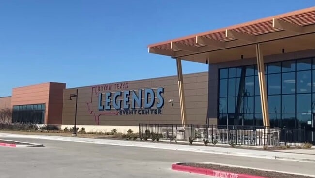 Building Photo - 201 Lynn Dr