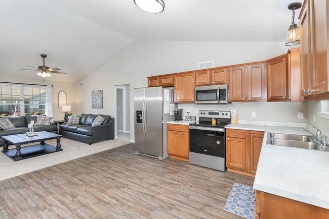 Building Photo - 8 W Persimmon Dr