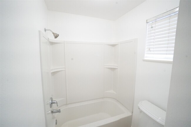 Building Photo - 2414 Mimosa Dr