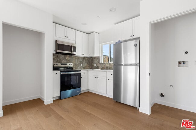 Building Photo - 15838 Chatsworth St