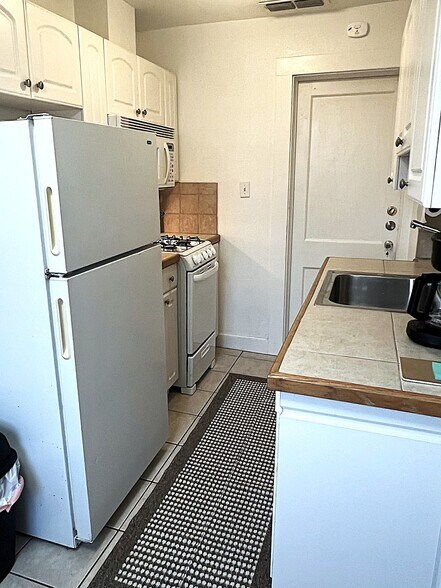 Building Photo - 1600 Belle Pl