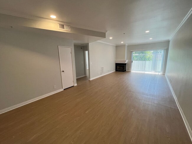 Interior Photo - 16070 Sunset Blvd
