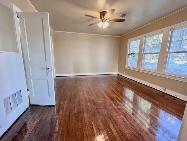 Building Photo - 1508 5th St