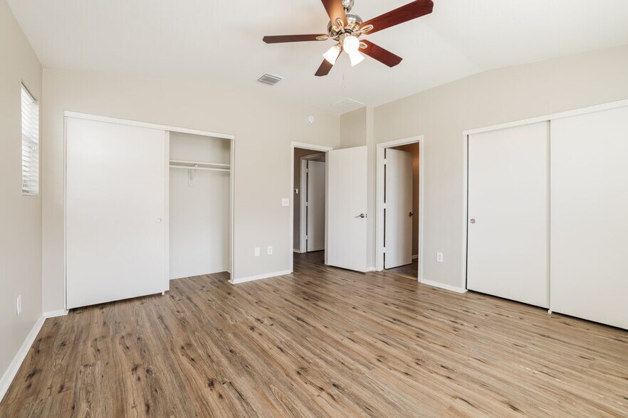 Building Photo - 2716 N Saramano Ln