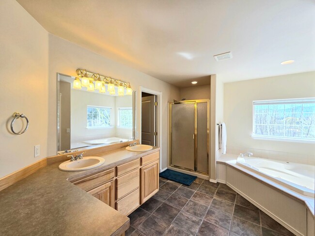 Building Photo - Luxurious Country Living in Desirable Cashmere Location!! 5 Bed + Den, 2.5 Bath!