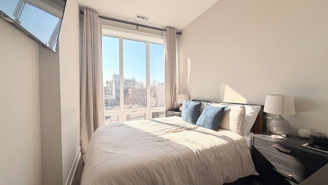 Building Photo - 3244 N Lincoln Ave