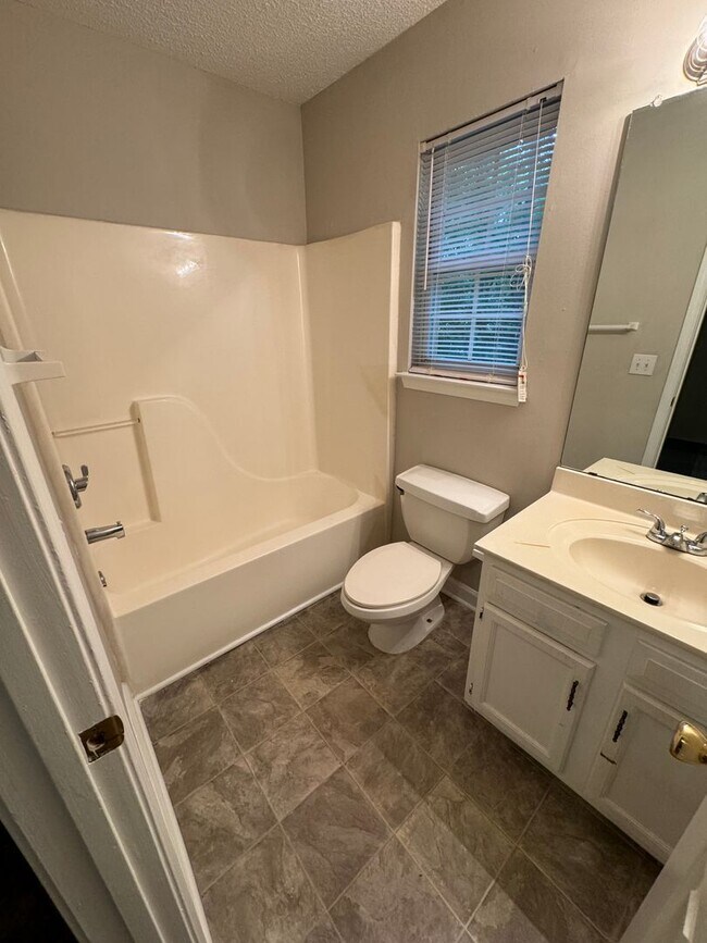 Building Photo - 824 Northwood Dr