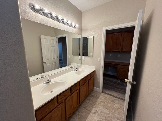 Building Photo - 4-bedroom single story in Sylvan School Di...