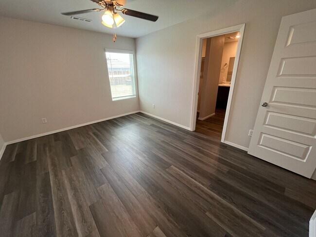 Building Photo - *NOW PRELEASING* Three Bedroom | Two Bath Home in Somerset