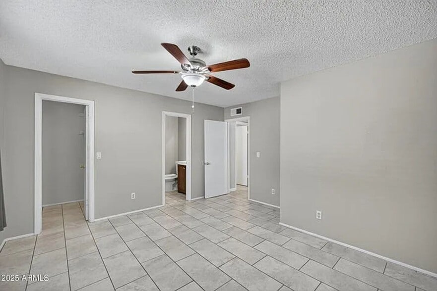 Building Photo - 860 E Brown Rd