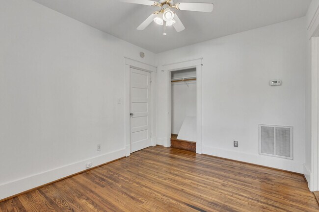 Building Photo - Charming Sylvan Park Shotgun Apartment in a Darling Triplex!
