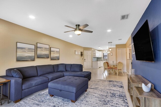 Building Photo - 755 Saturn St