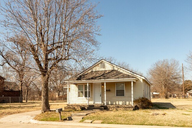 Building Photo - 3 BED/ 1 BATH IN UP AND COMING NEIGHBORHOOD