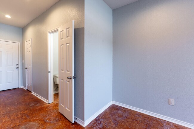 Building Photo - 6918 Crestway Dr