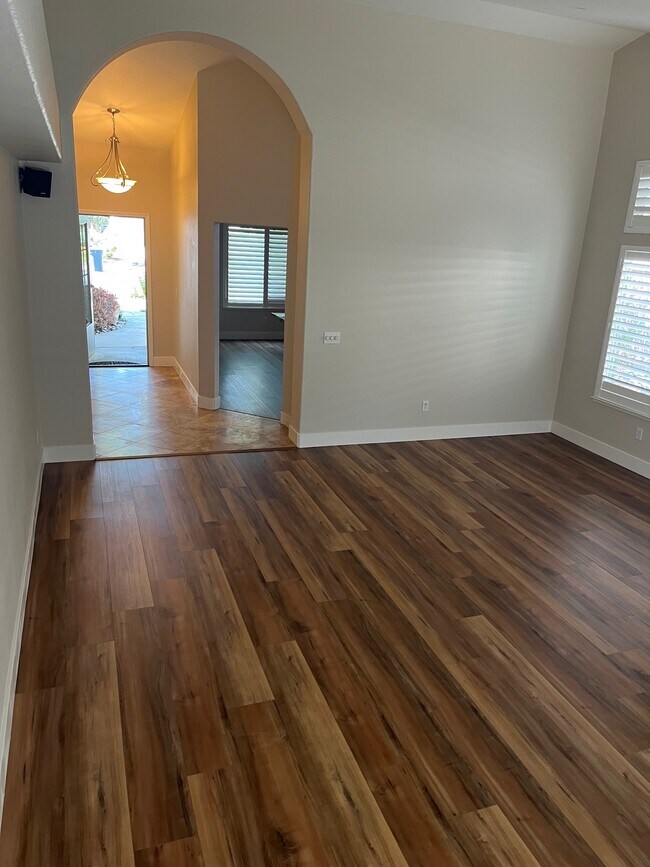 Building Photo - 3367 Chapelle Dr