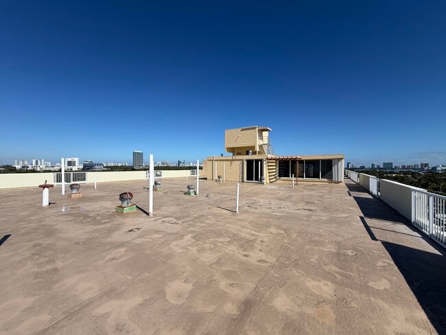 Building Photo - 2000 NE 135th St