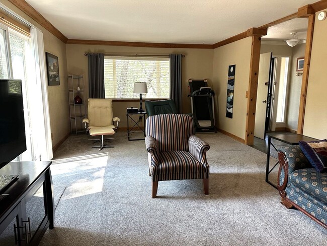 Building Photo - Deer Xing Retreat (3-6 month lease only)