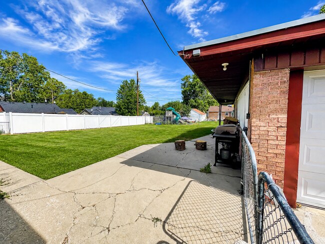 Building Photo - 223 500 S