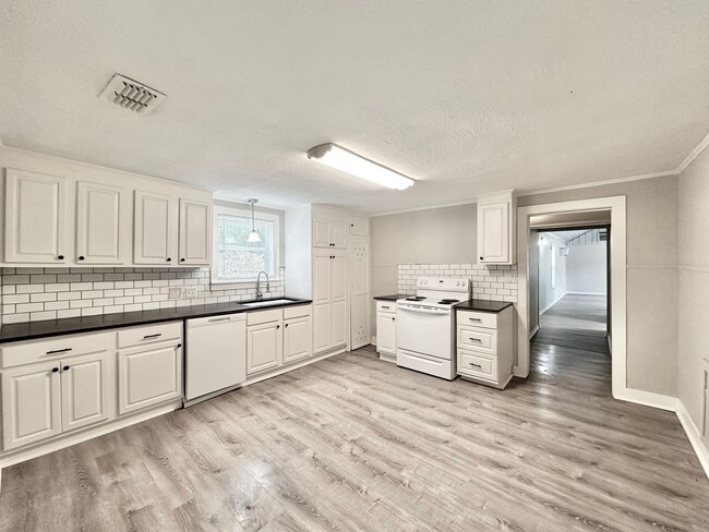 Building Photo - Available Now! Charming & Updated 3-Bedroo...