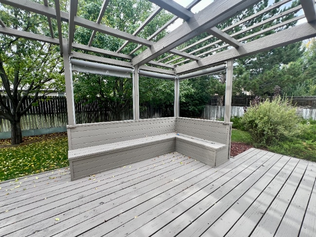 Building Photo - Spacious 4-Bed Retreat with Guest Suite & Fireplace