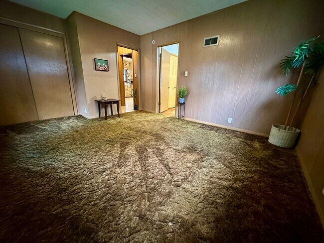 Building Photo - 3bed, 1 bath home for rent in Waterloo.