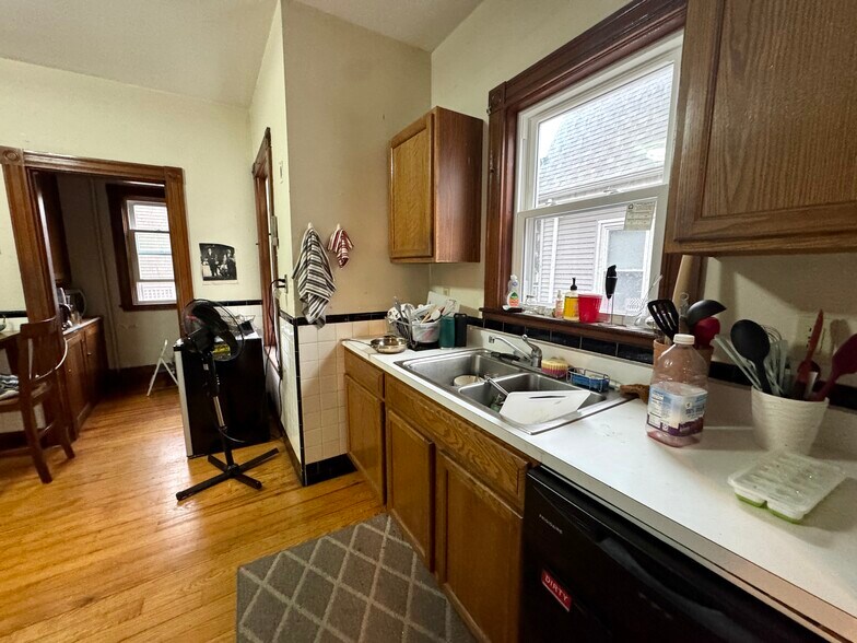 Building Photo - 195 College Ave