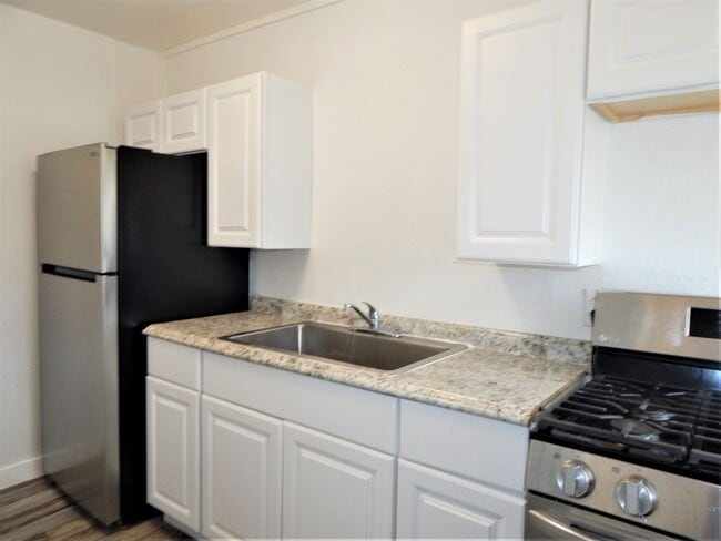 Building Photo - 638 Glazebrook St