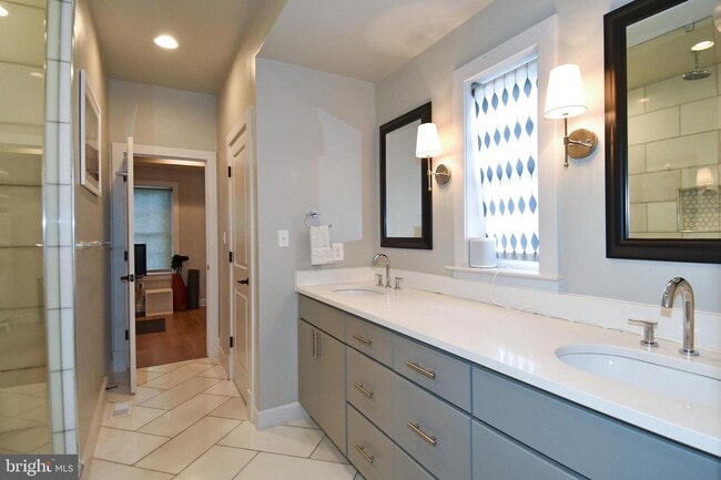 Building Photo - 1540 Levis St NE