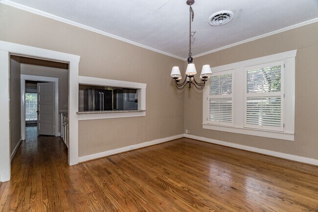 Building Photo - Alamo Heights Cottage