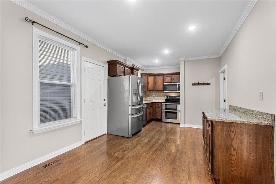 Building Photo - 2048 W 21st St