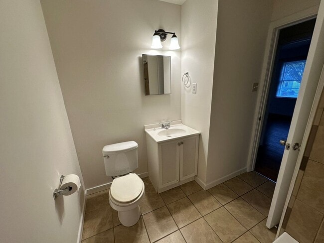 Building Photo - Rancher with Large Back Yard!