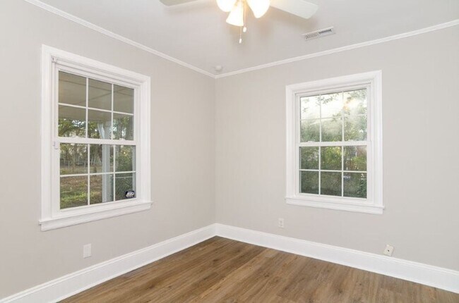 Building Photo - 229 Lullwater Dr