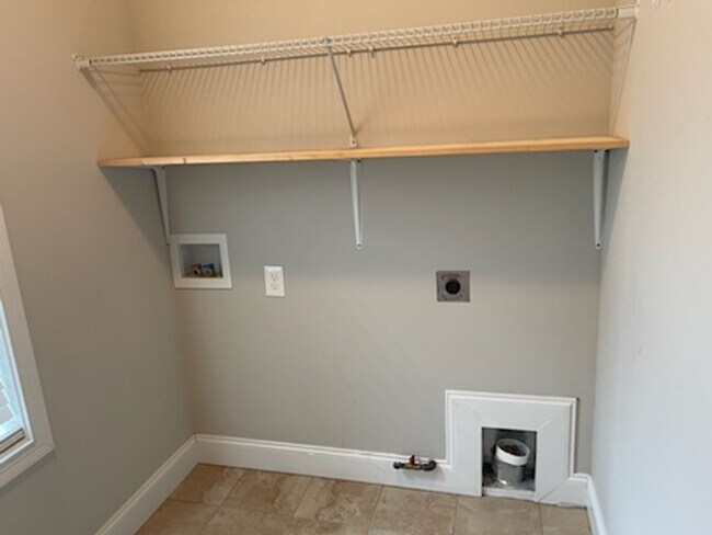 Building Photo - Get Ready to MOVE IN !!!!!!